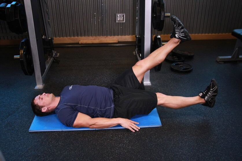 Un homme atteint de prostatite fait un exercice dans le gymnase