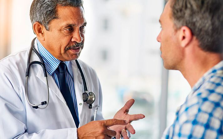 Un homme atteint de prostatite chez un urologue.