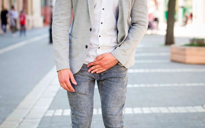 Un homme s'inquiète des symptômes désagréables de la prostatite.