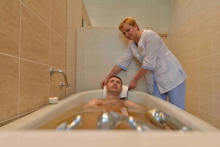 Prendre un bain de pin soulagera l'état d'un homme atteint de prostatite.